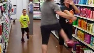 S-a aflat cine este profesoara din Târgoviște care a atacat cu brutalitate o femeie cu un copil într-un supermarket din oraș! Lumea este în stare de ȘOC! Femeia lucrează zilnic cu elevii! NIMENI nu se aștepta la EA!