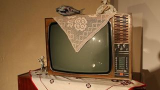 Doi copii au murit în timp ce se uitau la desene. Ce s-a întâmplat cu televizorul