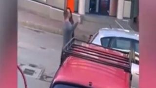 Bătaie ca-n filme la Piatra Neamț pentru un loc de parcare! Și-au cărat pumni &icirc;n văzul tuturor! IMAGINI!