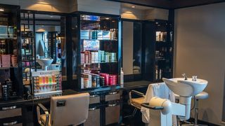 Aveti grija la ce saloane mergeti! Un salon din Bucuresti functioneaza ilegal! E periculos ce se poate intampla intr-o astfel de unitate!