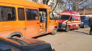 Dramatic! O fetiță de 11 ani a murit astăzi la Zalău! A căzut în cap dintr-un microbuz școlar!