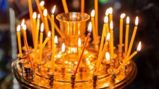 Imagini greu de privit! Sicriele celor doi copii de 3 și 4 ani, uciși de televizor au ajuns acasă. Toată localitatea &icirc;i pl&acirc;nge