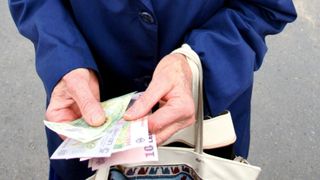 Pensiile din luna aprilie sunt &icirc;n pericol! Banii vor fi mai PUȚINI și intră mai T&Acirc;RZIU