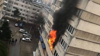 Incendiu violent &icirc;ntr-un bloc din Craiova! Locatarii au fost evacuați de urgență