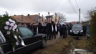 Imagini cutremurătoare de la &icirc;nmorm&acirc;ntarea Giuliei, fetița de 12 ani care a murit după ce a căzut din microbuz! Rudele, prietenii si colegii au condus-o pe ultimul drum