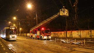 V&acirc;ntul a făcut prăpăd &icirc;n Capitală. Zeci de mașini avariate