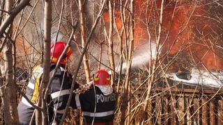 Incendiu violent &icirc;n Buzău, la un cămin cultural! Copiii din școala aflata &icirc;n apropiere au fost evacuați
