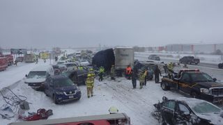 Nenorocire pe autostradă! Peste 130 de mașini, implicate &icirc;n accident. A fost activat Planul Roșu de intervenție