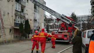 Clipe de groază &icirc;n Mureș! Incendiu de proporții &icirc;ntr-un bloc: Zeci de persoane evacuate de autorități