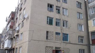 Două minore s-au aruncat în gol de la etajul patru al unui bloc 