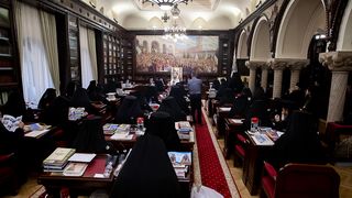Cum arată o ședință de lucru a Sf&acirc;ntului Sinod! Imagini de la Reședința Patriarhală