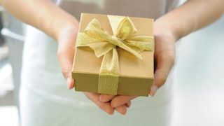 Mii de lei "mărțișor" pentru profesori