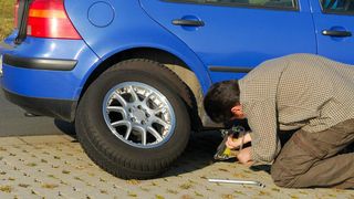 Cum să schimbi o roată de rezervă super-simplu. Acesta este secretul bine păstrat de mecanici 