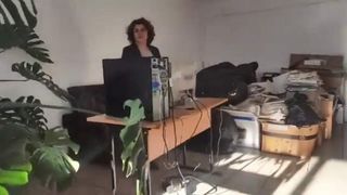 O funcționară din Gorj umilită de primarul cu care nu se &icirc;nțelege. A pus-o să lucreze &icirc;n frig, pe hol și &icirc;n picioare 