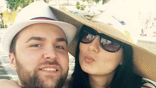 Soția lui Florin, t&acirc;nărul lăsat de medici să moară, &icirc;și strigă durerea: "Te-au omor&acirc;t, puiule. Te-au luat de l&acirc;ngă copilul tău!"