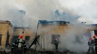 Incendiu uriaș! O casă de pe Șoseaua București - Ploiești a ars aproape complet! O persoană ar fi fost înăuntru