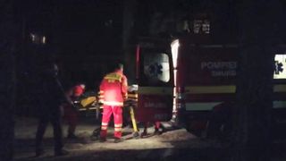 O studentă s-a aruncat &icirc;n gol de la etajul patru! Fata a sărit pe geamul băii din cămin