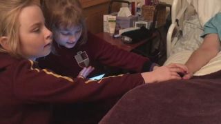 Video copleșitor! Două gemene, mesaj de adio sf&acirc;șietor transmis pentru mama aflată pe patul de moarte! La scurt timp aceasta s-a stins