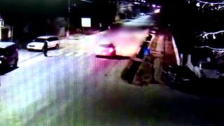 Moarte cumplită! Un bărbat din D&acirc;mbovița a fost călcat de două mașini. Momentul cutremurător a fost filmat