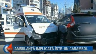 Ambulanță implicată &icirc;ntr-un carambol! Șoferul vinovat, agresiv cu reporterii de la fața locului