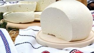 Scandal &icirc;n industria lactatelor! &Icirc;nșelați cu "telemea de Sibiu"