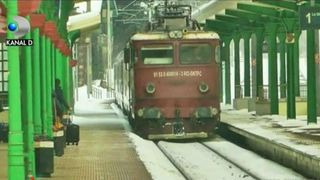 Un copil &icirc;n v&acirc;rsta de 2 ani si 6 luni ani a fost lovit de o locomotiva