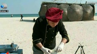 Scoici la mare! Un bucătar din Mamaia gătește direct pe plajă