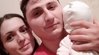 Andrei a plecat la muncă &icirc;n străinătate pentru a oferi familiei un trai mai bun, &icirc;nsă a murit &icirc;n condiții misterioase. O fetiță de patru luni a rămas fără tată