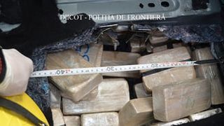 Captură uriașă de droguri &icirc;n Maramureș! Au &icirc;ncercat să aducă &icirc;n țară 84,3 kg heroină. Unde erau ascunse drogurile