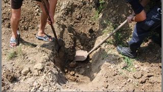 O femeie și-a îngropat copilul mort în grădina casei