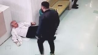 Imagini halucinante surprinse la Galați! Un medic a fost atacat de un tânăr pe holurile spitalului. De la ce a pornit agresiunea