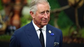 Prinţul Charles s-a rugat la o slujbă dintr-o biserică rom&acirc;nească din Londra! Fiul reginei Angliei a fost primit cu p&acirc;ine şi cu sare