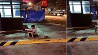 Imaginea care te lasă mut! Un băiețel fără adăpost &icirc;și face temele la lumina unui fast-food