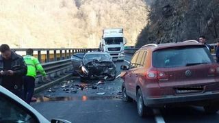 Carambol pe Valea Oltului! O mamă și cei patru copii ai săi, prinși în accident