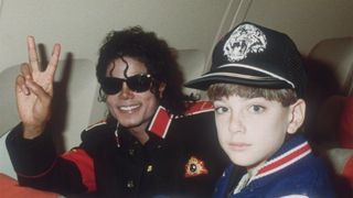 Posturi de radio din cinci tari au decis sa nu mai difuzeze piesele lui Michael Jackson dupa acuzele de pedofilie aduse megastarului!