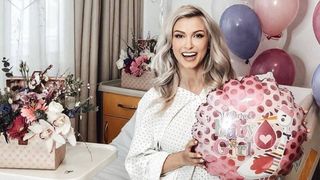 Andreea Bălan, o nouă fotografie din salon! Imagine &icirc;nduioșătoare cu artistă și micuța Clara Maria