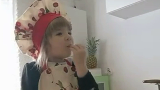 Anastasia este cea mai t&acirc;nără bucătăreasă din Rom&acirc;nia! La 3 ani face niște prăjiturele DELICIOASE