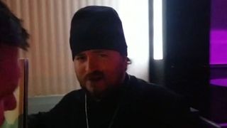 Călugăr prins beat în club! A făcut scandal când polițiștii au venit să îl ducă la secție! A înjurat ca la ușa cortului reporterii care filmau! "Du-te, bă, în p**a mea! Cancer să faci!"