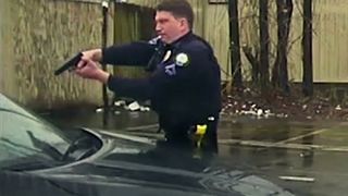 Momentul TERIFIANT în care un polițist împușcă un șofer prin parbriz de 15 ori! IMAGINI ȘOCANTE!