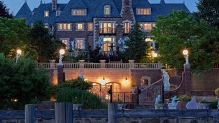 O să te minunezi c&acirc;nd afli al cui este acest PALAT! Cine este deținătorul acestei case de vis?