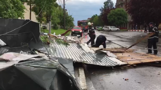 Rafalele de peste 100 de kilometri pe ora au provocat pagube