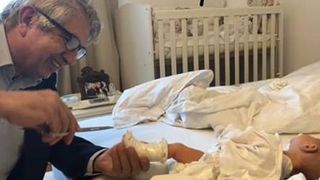 Fostul șef CNAS publică imagini cu Dr Burnei în timp ce pune în gips piciorul unui nou-născut! ”Nu vrea să mă angajeze nimeni! Se va dovedi că a fost o înscenare”