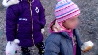 S-a aflat cine este mama copiilor abandonați pe un c&acirc;mp din Botoșani! Polițiștii au dus-o la audieri!