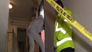 Femeie găsită moartă &icirc;ntr-un apartament din Capitală, de către poliţiştii chemaţi la un incendiu! Soţul femeii a devenit agresiv cu salvatorii