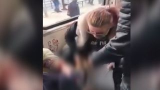 Scene șocante &icirc;ntr-un tramvai din București. O femeie maltratează un c&acirc;ine