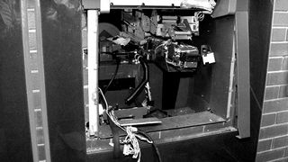 Polițiștii i-au prins pe Bonnie și Clyde de Rom&acirc;nia! Doi soți sunt responsabili pentru furturile din ATM-urile pe care le aruncau &icirc;n aer!