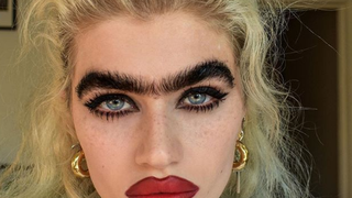 "Frumoasa cu o spr&acirc;nceană". Cum arată corpul modelului care a șocat o lume &icirc;ntreagă