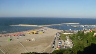 Bătr&acirc;n de 64 de ani prins &icirc;n timp ce se masturba pe plajă &icirc;n Constanța &icirc;n văzul tuturor 