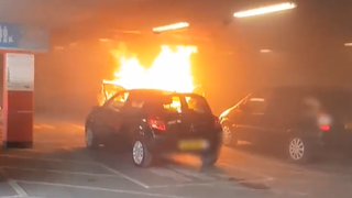 Decizia imposibilă a unei mame. A trebuit să aleagă între cei doi copii după ce mașina a luat foc