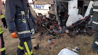 Accident cumplit &icirc;n Timiș:  Un autocar şi o maşină au intrat &icirc;n coliziune - O persoană a murit, iar cel puţin cinci persoane au fost rănite